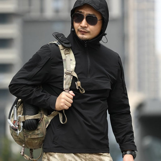 Coupe-vent noir à capuche et poche ventrale - Top Militaire