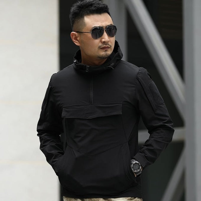Coupe-vent noir à capuche et poche ventrale - Top Militaire