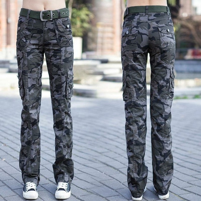 Treillis militaire femme de camouflage